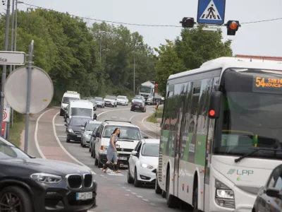 V Avto-moto zvezi Slovenije napovedujejo, da bo poleti na naših cestah od pet do deset odstotkov več prometa kot rekordnega leta 2019. Foto: Bojan Velikonja