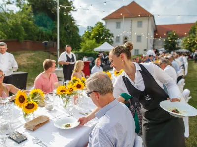Za goste je odlično skrbela združena ekipa kuharjev in natakarjev, med njimi tudi sedem mladih kuharskih talentov. Foto: Matej Povše / kolektiff