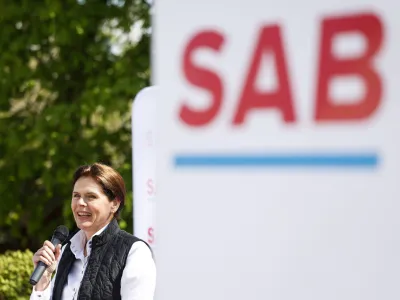 Predsednica SAB Alenka Bratu&scaron;ek je prepričala več kot 90 odstotkov članstva stranke, da se pridružijo sorodni stranki Gibanje Svoboda.