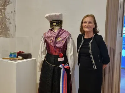 Majda Šteblaj ob narodni noši, ki jo je kot krstna botra nosila na Japonskem leta 1977. &nbsp;