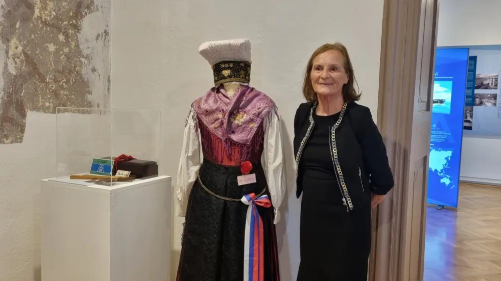 Majda Šteblaj ob narodni noši, ki jo je kot krstna botra nosila na Japonskem leta 1977. &nbsp;