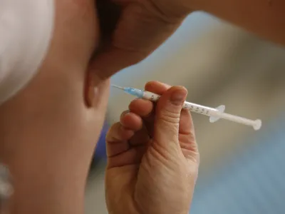 Zaščita pred nekaterimi pogostimi nalezljivimi boleznimi danes, kar velja celo v primeru otrok, še vedno ni brezplačna.&nbsp;