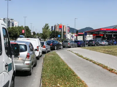 20.06.2022. - Kolona vozil na Petrol črpalki na Celovški cesti v Ljubljani pred napovedano podražitvijo pogonskih goriv.//FOTO: Bojan Velikonja