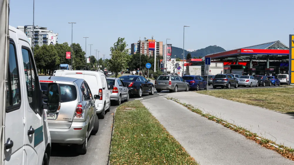 20.06.2022. - Kolona vozil na Petrol črpalki na Celovški cesti v Ljubljani pred napovedano podražitvijo pogonskih goriv.//FOTO: Bojan Velikonja
