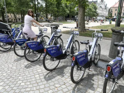 17 od trenutno 25 postajališč za izposojo koles družbe Nomago je na javnih površinah. Foto: Luka Cjuha