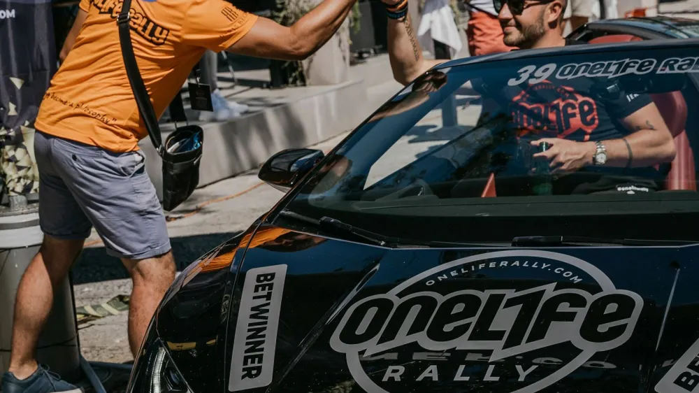 Prihodnji torek bo ljubljansko Slovensko cesto preplavilo 100 redkih modelov prestižnih avtomobilskih znamk, kot so Lamborghini, Ferrari, McLaren, Maserati, Bently.&nbsp;