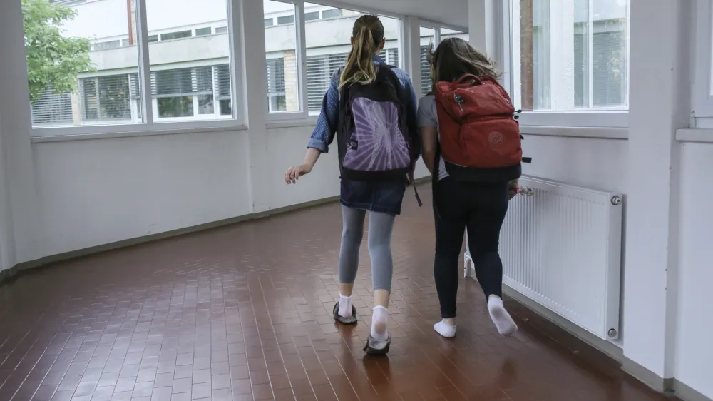 - Osnovna ola Valentina Vodnika v Ljubljani - razred - učilnica - osnovnoolci - učenci - olstvo    - 07.05.2015 - Nacionalno preverjanje znanja (NPZ) v osnovnih olah - pisno preverjanje znanja iz maternega jezika za učence 6. in 9. razreda -    //FOTO: Jaka Gasar