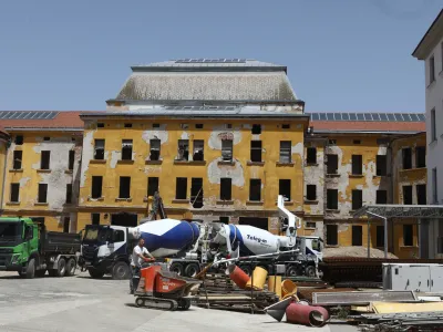 - 27.06.2022 – Roška kasarna, Poljanska cesta 40 v Ljubljani - prenova severnega krila nekdanje domobranske vojašnice ob Poljanski in Roški cesti kamor se bo preselil Arhiv Republike Slovenije in kjer bo prostore dobil tudi Muzej slovenske osamosvojitve,  //FOTO: Luka Cjuha
