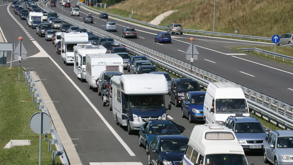 -Gorenjska avtocesta-Prometni zastoj, kolona, gneča//FOTO: Luka CjuhaOPOMBA: ZA OBJAVO V ČASOPISU DNEVNIK 