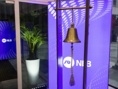 - 14.11.2018  Ljubljanska borza - Delnice NLB so začele kotirati na ljubljanski in londonski borzi. S tem se je končala prodaja 65 odstotkov največje banke v dravi po metodi IPO. Drava je ohranila 35-odstotni dele, med večjimi lastniki pa sta po novem ameriki sklad in EBRD. //FOTO: Matja Rut