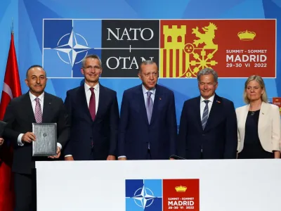 Po večurnih pogajanjih je tur&scaron;ki predsednik Erdogan pristal na umik blokade Finske in &Scaron;vedske. Podpisali so skupen memorandum o medsebojni varnostni pomoči.&nbsp;
