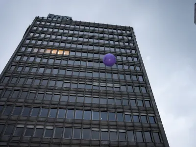 Deana Komela je zanimal fenomen vrat, kot se kaže skozi Ravnikarjevo poslovno stavbo NLB.