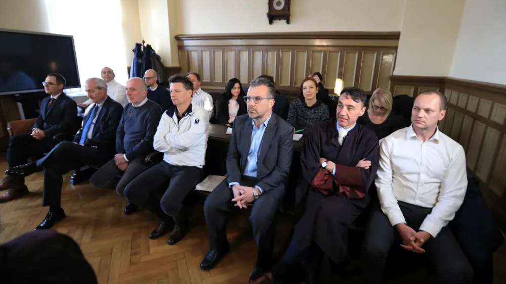 Ljubljana, okrožno sodišče.<br>Glavna obravnava v procesu zaradi domnevne korupcije v zdravstvu zoper Zorana Miloševiča, Vaneta Antoliča, Roka Vengusta, Moniko Sonc, Gregorja Kavčiča, Miodraga Vlaovića, Sama Karla Fokterja, Natašo Gaganeli, Roberta Janeza Cirmana, Jožefa Matelo, Mihaela Miloševiča Štambergerja, Primoža Matelo, Darka Žafrana, Marina Tadića, Jano Šturm in podjetje Advanta.<br>Foto: Robert Balen