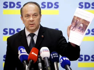 &raquo;Si predstavljate, da želijo tak&scaron;no neoperativno vlado &scaron;e &scaron;iriti. Da bo &scaron;e bolj neoperativna,&laquo; je napoved nadaljnjega blokiranja dokončnega formiranja vlade Roberta Goloba pospremil poslanec SDS Branko Grims.