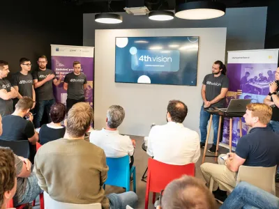 V pospe&scaron;evalni&scaron;kem programu je komisija med mladimi upi podjetni&scaron;ke generacije 2022, izbrala startup 4th.vision. F Tovarna podjemov