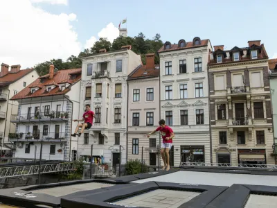 - največji trampolin na svetu skupine Dunking Devils. - 30.06.2022 – priprave na adrenalinski dogodek Woop! Odbito na Ljubljanici - inovativna športno-zabavna prireditev v Ljubljani //FOTO: Luka Cjuha