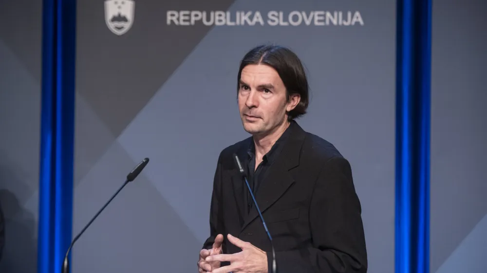 Ljubljana, Cankarjev dom.<br>Novinarska konferenca o aktualnem dogajanju v zvezi s koronavirusom.<br>V. d. direktorja Urada vlade za komuniciranje (UKOM) Uros Urbanija.