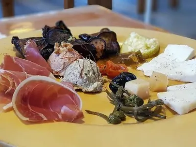 Michelin je objavil vodnik za Hrvaško, v katerem v primerjavi z lani skoraj ni sprememb. Nobena od restavracij ni dobila nove zvezdice, nobena pa je ni niti izgubila. Edina razlika je zelena, ekološka zvezdica, ki so jo podelili gostilni na Korčuli Mate (na fotografiji). Michelinove zvezdice ima deset hrvaških restavracij: šibeniška restavracija Pelegrini, 360 v Dubrovniku, Monte in Agli Amici v Rovinju, zagrebški Noel, kvarnerska Draga di Lovrana, Boškinac iz Novalje in Lešić Dimitri s Korčule, restavracija Nebo by Deni Srdoč v hotelu Hilton na Kvarnerju in Alfred Keller v hotelu Alhambra na Lošinju. Zeleno zvezdico ima poleg gostilne mate že od lani tudi restavracija Zinfandels v zagrebškem hotelu Esplanade. <br>