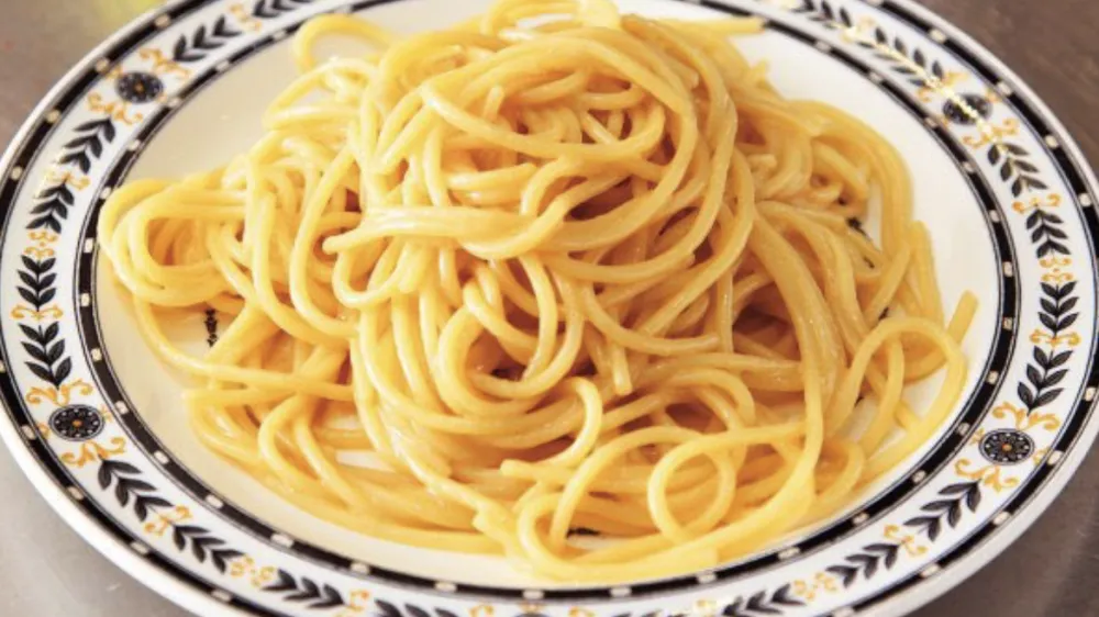 Nigella Lawson je razdelila javnost na družbenih omrežjih z objavo recepta, kjer glavno vlogo igrajo špageti, maslo, sir in ključna sestavina marmite. Namaz marmite, katerega glavna sestavina je izvleček kvasa, je po mnenju britanske kuharice odlična kombinacija za špagete, dopušča pa tudi možnost drugih past, ki bi jih v slovenskih kuhinjah na primer lahko zamenjala vegeta. Recept je povsem preprost. Skuhati je treba špagete, na ponvi razpustiti maslo in ga zmešati z vegeto ali marmitom, nato pa dodati testenine in jih po želji potresti s parmezanom. 