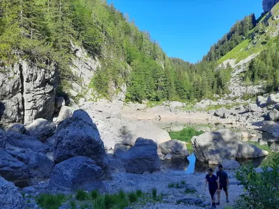 Črno jezero, kjer je letos zaradi suše gladina vode upadla za več kot dva metra v primerjavi z lanskim letom, je priljubljen cilj kopalcev.
