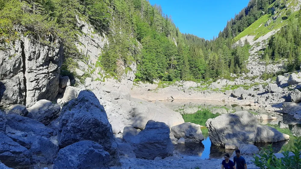 Črno jezero, kjer je letos zaradi suše gladina vode upadla za več kot dva metra v primerjavi z lanskim letom, je priljubljen cilj kopalcev.