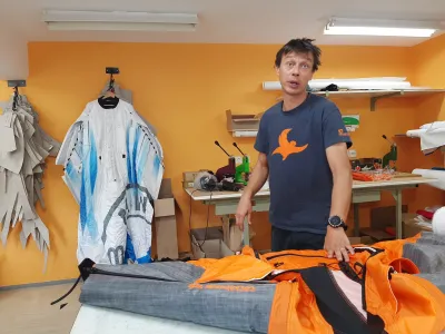 Največ oblek, ki so sešite iz več kot 200 različno velikih kosov in materialov, prodajo po Evropi, v Avstraliji in ZDA. Njihova cena je odvisna od modela in znaša od 600 do 2500 evrov, na mesec sešijejo približno 45 oblek.&nbsp;