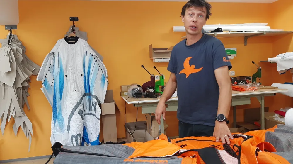 Največ oblek, ki so sešite iz več kot 200 različno velikih kosov in materialov, prodajo po Evropi, v Avstraliji in ZDA. Njihova cena je odvisna od modela in znaša od 600 do 2500 evrov, na mesec sešijejo približno 45 oblek.&nbsp;