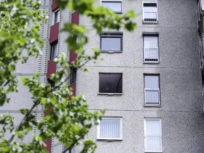 - 23.05.2014 - Smrtnikova ulica v Ljubljani - moki je z otrokom v naročju skočil skozi okno bloka v 7. nadstropju.- moki in otrok - samomor - nesreča    //FOTO: Jaka Gasar