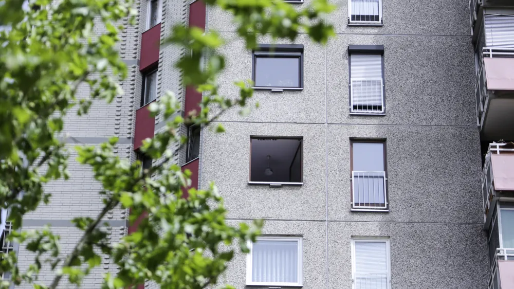 - 23.05.2014 - Smrtnikova ulica v Ljubljani - moki je z otrokom v naročju skočil skozi okno bloka v 7. nadstropju.- moki in otrok - samomor - nesreča    //FOTO: Jaka Gasar