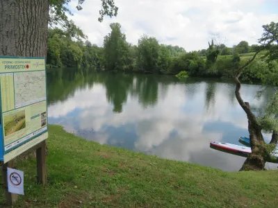 Ob našem obisku je kopališče na idiličnem Primostku samevalo. Na tabli še vedno visi opozorilo o odsvetovanju kopanja.