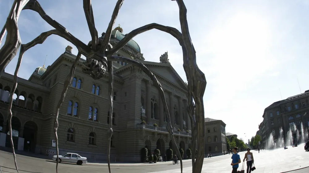 Neznani evropski zbiralec je galeriji Hauser &amp; Wirth odštel 40 milijonov dolarjev za eno izmed skulptur Spider francosko-ameriške kiparke Louise Bourgeois. (Fotografija je simbolična)