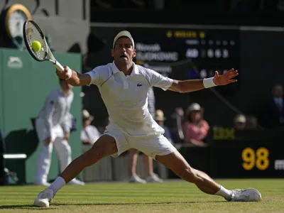 Novak Đoković je slavil zmago v polfinalu Wimbledona, tako da ima priložnost, da turnir dobi še četrtič zapored.&nbsp;