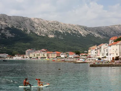 24.06.2022., Baska - Glavna plaza u Baski prepuna kupaca. Photo: Goran Kovacic/PIXSELL
