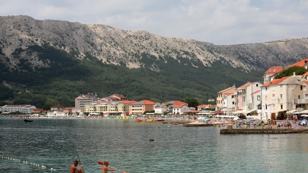 24.06.2022., Baska - Glavna plaza u Baski prepuna kupaca. Photo: Goran Kovacic/PIXSELL
