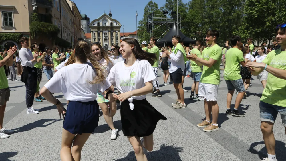 - 20.05.2022 - Maturantska parada 2022 - ples maturantske četvorke na Kongresnem trgu pod naslovom Parada ljubljanskih maturantov v organizaciji Dija&scaron;ke skupnosti Ljubljana ob podpori ljubljanske mestne občine  //FOTO: Luka Cjuha