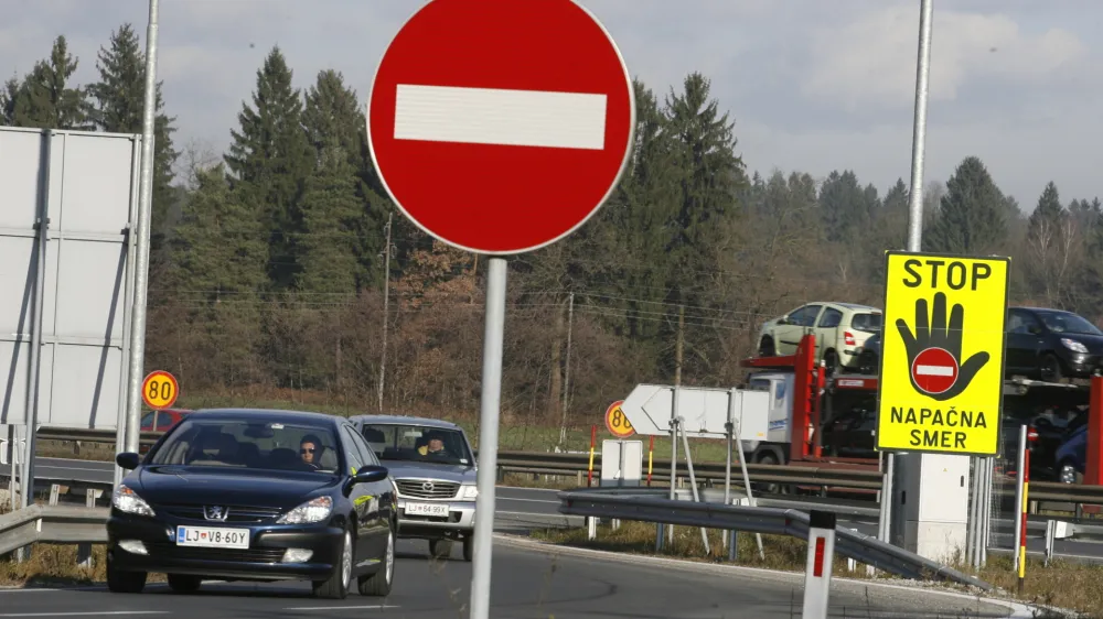 stop - napačna smer - enosmerna cesta - prometni znak - //FOTO: Luka CjuhaOPOMBA: ZA OBJAVO V ČASOPISU DNEVNIK