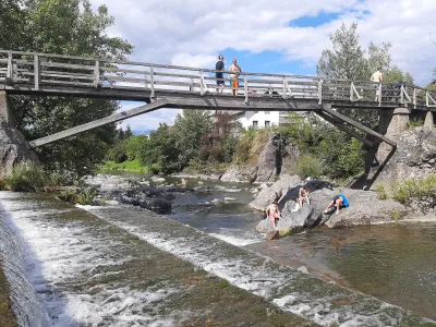 Mladi največ užitkov najdejo v skokih z lesenega mostu ali skal &quot;med pence&quot;, kakor imenujejo penjenje deroče Sore.