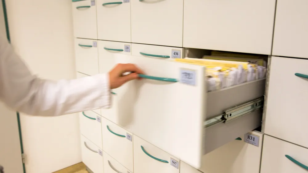 - 21.11.2017, Ljubljana - zdravstvo, ambulanta, zdravnik, cepljenje, ordinacija, kartoteke, predalnikFoto: Matja Rut