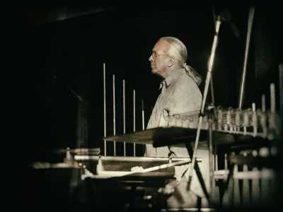 Osrednji gost letošnjega festivala Zvok kamna 2022 bo Jochen Fassbender, nemški zvočni umetnik, ki bo pripravil razstavo nenavadnih inštrumentov in zvočnih objektov. Raziskuje zvočne pojave najrazličnejših materialov, oblik in resonanc. F Peter Ruesing