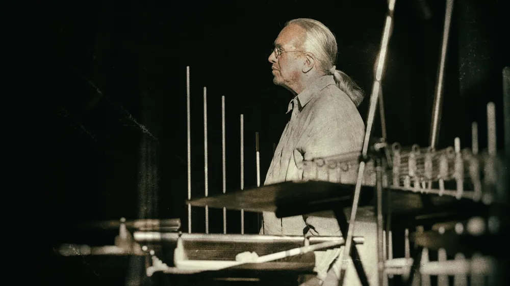 Osrednji gost letošnjega festivala Zvok kamna 2022 bo Jochen Fassbender, nemški zvočni umetnik, ki bo pripravil razstavo nenavadnih inštrumentov in zvočnih objektov. Raziskuje zvočne pojave najrazličnejših materialov, oblik in resonanc. F Peter Ruesing