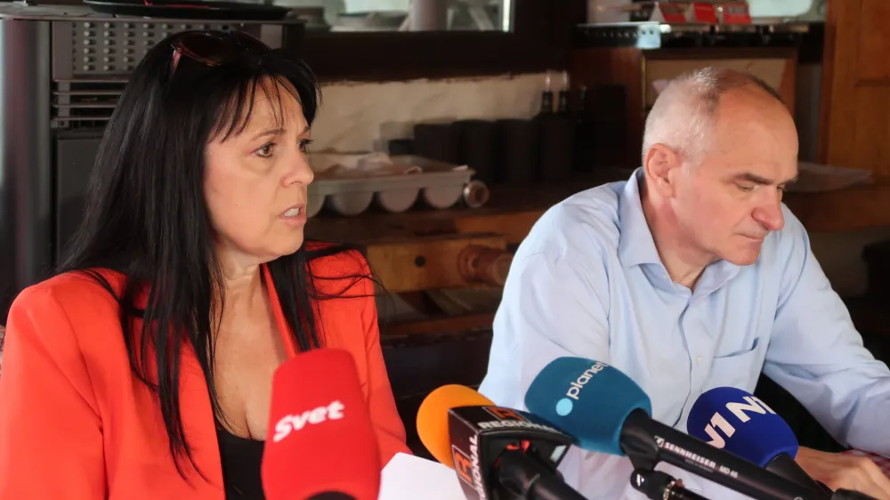 Kozina, gostilna Na burji.<br>Novinarska konferenca druzbe Marinblu.<br>Direktorica Rosana Sustar in odvetnik Milan Vajda.