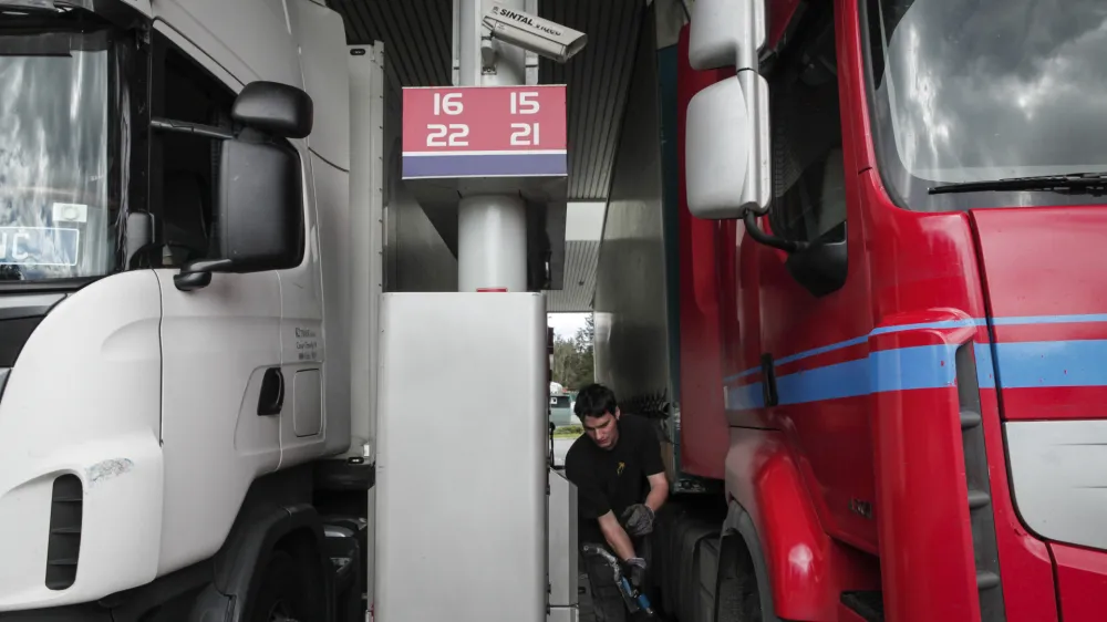  - bencinski servis - bencinski servis - črpalka - gorivo - bencin- 10.04.2014 - tematska fotografija - ukrepi vlade za krpanje 200-milijonske proračunske luknje - povianje troarin na energente, elektriko, tobak in alkohol.  //FOTO: Luka Cjuha.