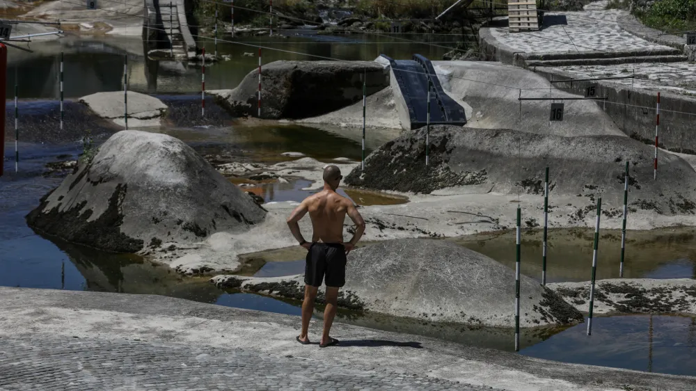 19.07.2022 - vročinski val - visoka temperatura- su&scaron;a - nizek vodostaj rek - reka Sava v TacnuFoto: Luka Cjuha