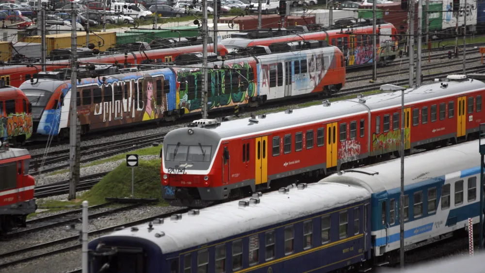 - ilustrativna fotografija - S - Slovenske eleznice - vlaki - poslikava//FOTO: Bojan Velikonja