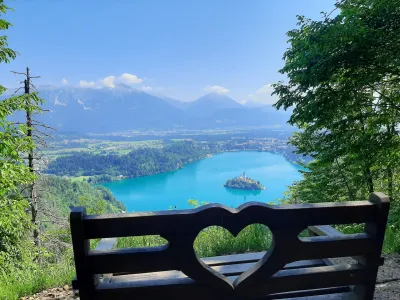 Blejski otok, eno najpomembnejših in najbolj obeganih blejskih turističnih točk, je znamenita revija National Geographic pred petimi leti objavila na naslovnici svojega kataloga luksuznih potovanj z zasebnimi letali.&nbsp;