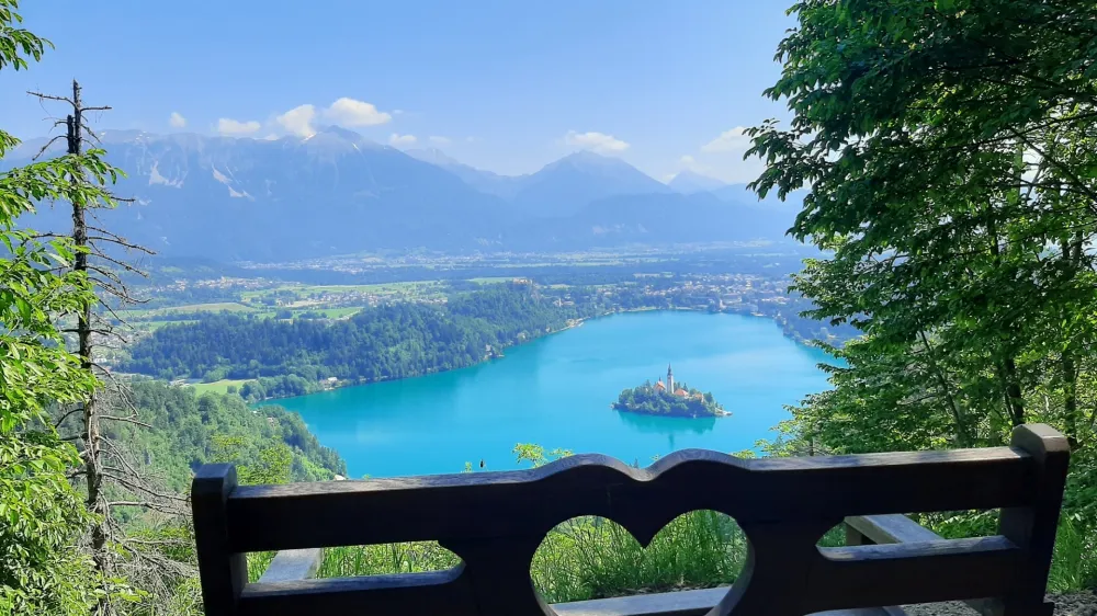 Blejski otok, eno najpomembnejših in najbolj obeganih blejskih turističnih točk, je znamenita revija National Geographic pred petimi leti objavila na naslovnici svojega kataloga luksuznih potovanj z zasebnimi letali.&nbsp;
