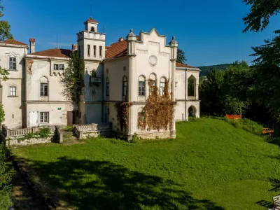 Dvorec Jelšingrad v Šmarju je unikaten primer arabsko-mavrske arhitekture pri nas, zato ga je vredno obnoviti in zaščititi pred propadanjem. Foto: občina Šmarje