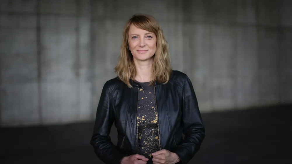- 18.04.2018 - Dr. Andreja Gomboc, astrofizičarka - profesorica astronomije in raziskovalka v Centru za astrofiziko in kozmologijo Univerze v Novi Gorici - predsednica Slovenskega odbora za astronomijo pri DMFA Slovenije, prejemnica Zoisovega priznanja leta 2015 za pomembne doseke pri proučevanju izbruhov sevanja gama  //FOTO: Luka Cjuha.