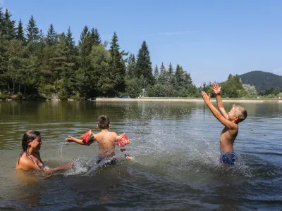 Rakitniško jezero ponuja obiskovalcem, ki jih je več ob koncih tedna, prijetno ohladitev in osvežitev.&nbsp;