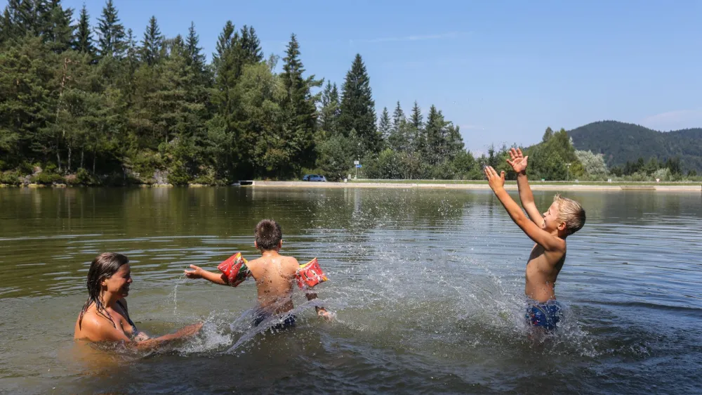 Rakitniško jezero ponuja obiskovalcem, ki jih je več ob koncih tedna, prijetno ohladitev in osvežitev.&nbsp;